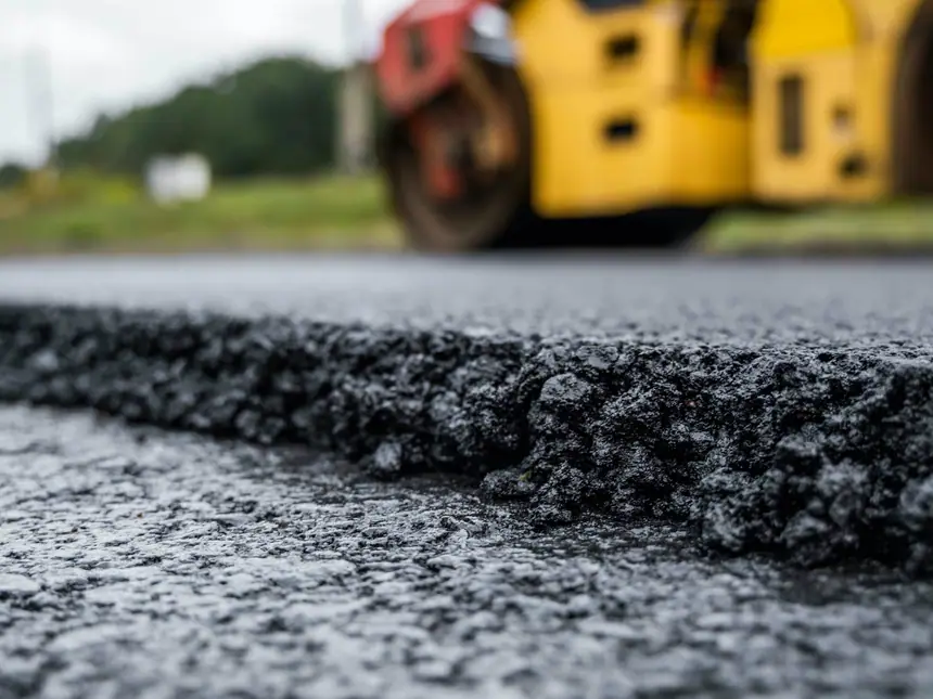 Loose asphalt ahead of the roller